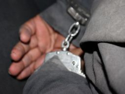 Según autoridades el hombre presuntamente sacó un cuchillo de entre sus ropas y se tornó agresivo en contra de los guardias municipales. ESPECIAL/