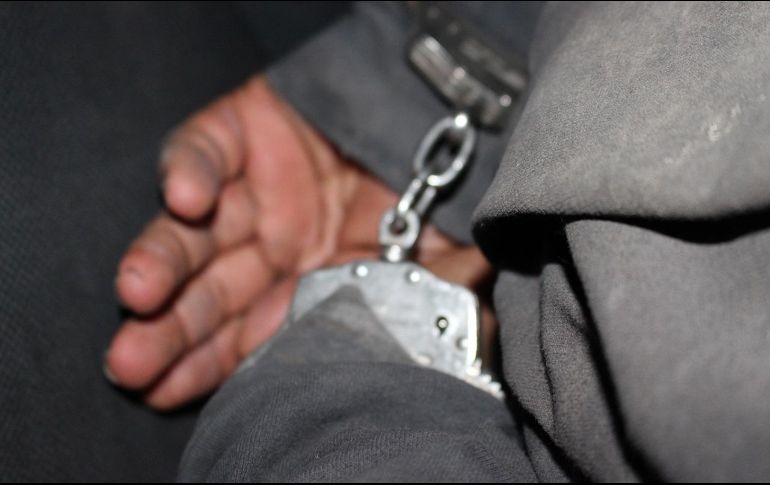 Según autoridades el hombre presuntamente sacó un cuchillo de entre sus ropas y se tornó agresivo en contra de los guardias municipales. ESPECIAL/