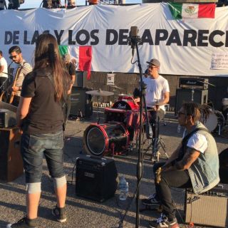 Realizan performance para exigir la aparición de estudiantes de cine