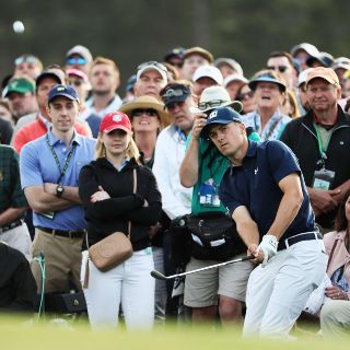 Spieth luce el primer día; Woods queda lejos
