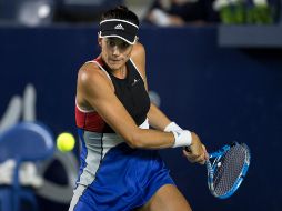 Garbiñe Muguruza regresa una bola a la norteamericana Alison Riske durante su juego de ayer en Monterrey. EFE/M. Sierra