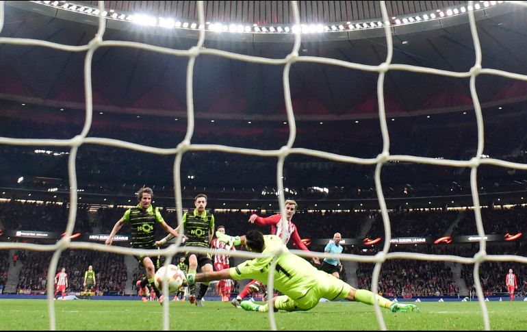 Antoine Griezmann marcó al minuto 40 el segundo gol de los Colchoneros, para el triunfo 2-0 sobre el Sporting de Portugal. AFP/J. Soriano