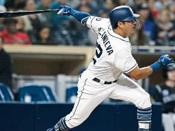 Christian Villanueva conecta la bola para conseguir uno de sus tres jonrones en el juego del martes pasado ante los Rockies. AP
