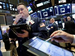 El NYSE Composite muestra un descenso de 64.24 puntos (-0.51 por ciento) al situarse en las 12 mil 507.7 unidades. AP / ARCHIVO