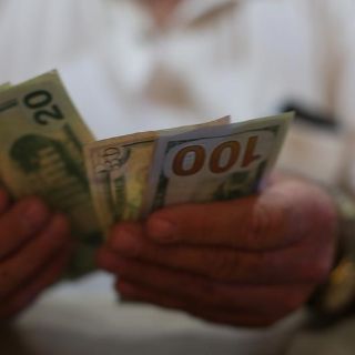 Dólar se vende hasta en 18.57 pesos en bancos de Ciudad de México