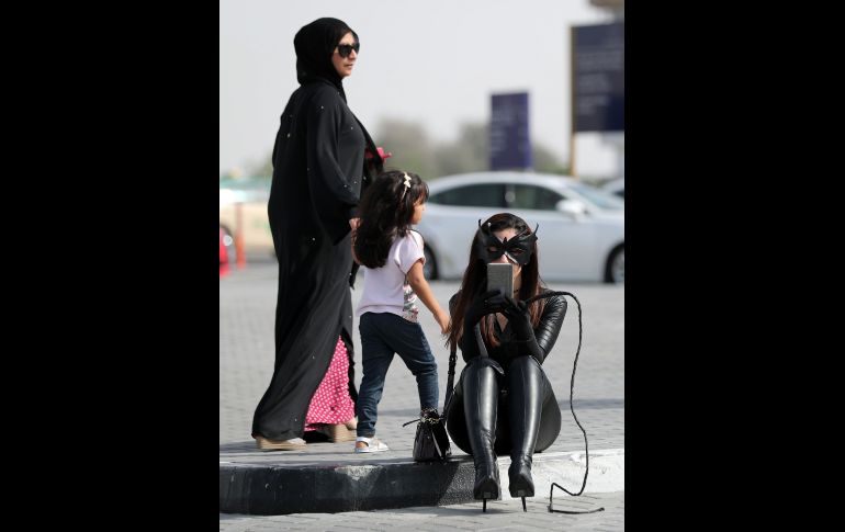 Una chica disfrazada como Catwoman asiste a la Comic Con de Medio Oriente en Dubai. AFP / K. Sahib