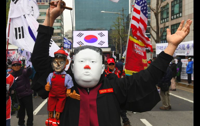 La expresidenta de Corea del Sur, Park Geun-hye, fue condenada a 24 años de prisión por acusaciones de corrupción lo que causó protestas de simpatizantes que acusan injerencia de Corea del Norte y Estados Unidos. AFP / J. Yeon-je