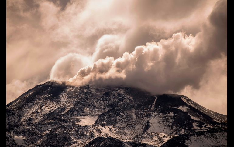Una vista del volcán Nevado de Chillan que entró en actividad en Las Trancas, a unos 400 kilómetros al sur de Santiago, Chile.  AFP / M. BERNETTI