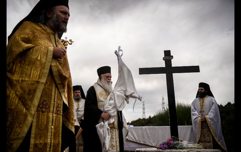 Sacerdotes de la iglesia Griega Ortodoxa celebran el Viernes Santo en el monasterio Pendeli, de Atenas, Grecia. AFP / A. MESSINIS