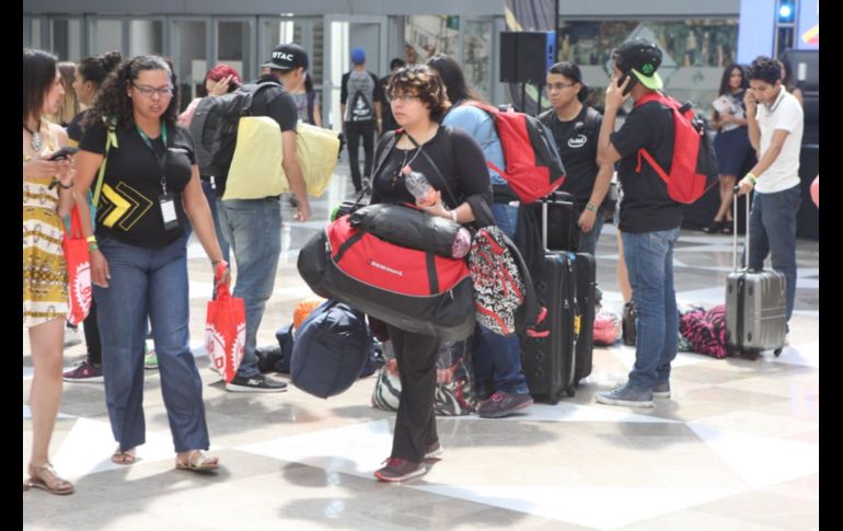 Algunos participantes deben volver a sus lugares de origen fuera de Guadalajara, por lo que las maletas cargadas fueron una constante el mediodía del viernes. EL INFORMADOR/ A. Camacho