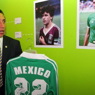 Gol de Manuel Negrete avanza a semis de votación de FIFA