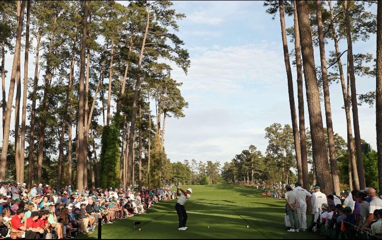 Tiger Woods realiza su tiro de salida en el hoyo 17, durante la jornada de ayer en Augusta National. AFP/J. Squire