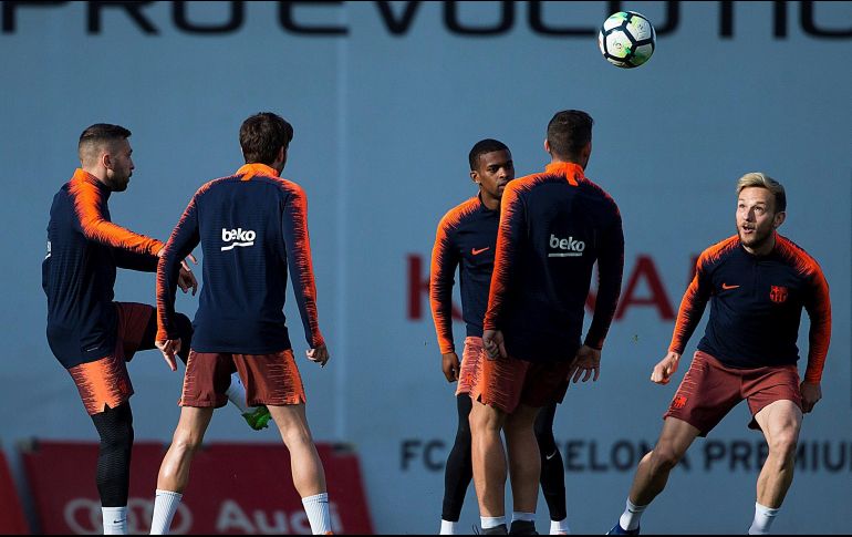 Jordi Alba, Nelson Semedo e Ivan Rakitic entrenan en la víspera del partido contra el Leganés. EFE/E. Fontcuberta
