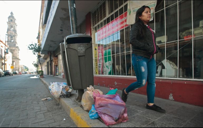 Algunos establecimientos del Centro tapatío abandonan su basura en la vía pública, causando mal aspecto. EL INFORMADOR/Archivo