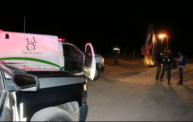 El cuerpo fue rescatado por los elementos de bomberos y fue entregado al Instituto Jalisciense de ciencias Forenses de Jalisco para determinar las causas de la muerte. ESPECIAL/