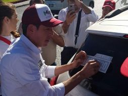 El candidato acude esta mañana a la Glorieta Minerva para la pega de calcomanías en automóviles, en compañía de militantes del tricolor y políticos como el recién nombrado dirigente del PRI estatal, Ramiro Hernández. EL INFORMADOR/ T. Villaseñor