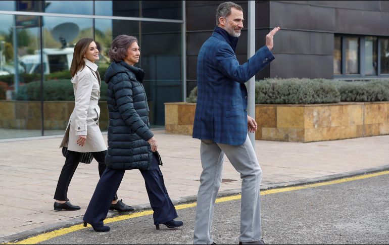 La reina Letizia y la reina madre, Sofía, visitaron en el hospital al rey Juan Carlos. EFE/ E. Naranjo