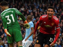 Smalling (D) celebra tras anotar el tanto que concreta la voltereta de los Red Devils. AFP/B. Stansall