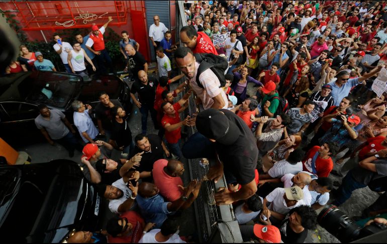 Simpatizantes de Lula bloqueando la entrada del Sindicato de Metalúrgicos para impedir la salida de Lula, quien pretendía entregarse a la policía. AP / N. Antoine