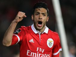 El canterano del América anota de penalti el tanto de la victoria del Benfica. EFE/M. A. Lópes