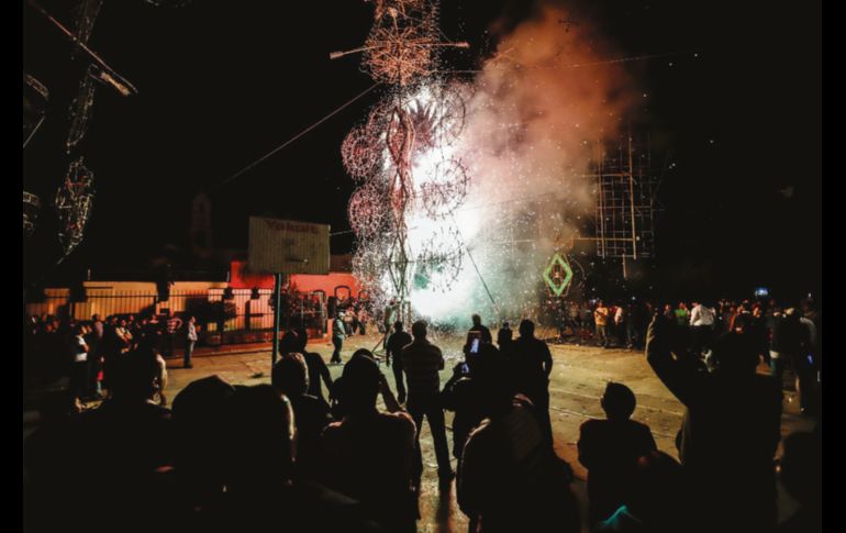 Los castillos se queman en honor al Santo Niño Cohetero. EL INFORMADOR/ F. Atilano