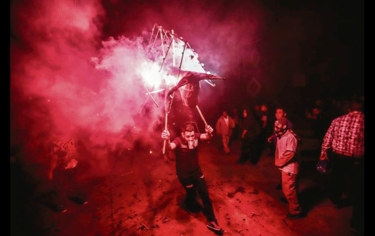 Un hombre carga y embiste, con un buril hecho de carrizo y fuego, a los asistentes. EL INFORMADOR/ F. Atilano