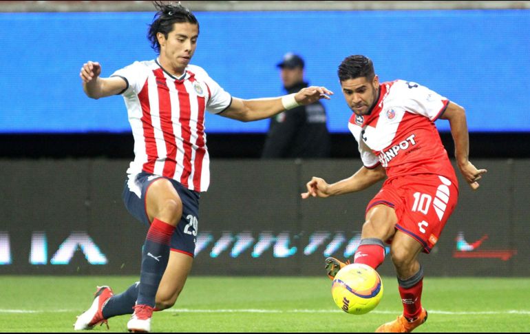 Daniel Villalva robó el balón a Benjamín Galindo y anotó el gol del partido. AFP/U. Ruiz