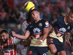 Luis Gallegos y Henry Martin disputan el balón. AFP/V. Ruiz