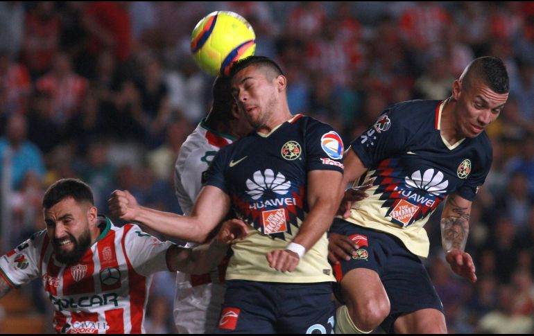 Luis Gallegos y Henry Martin disputan el balón. AFP/V. Ruiz