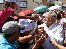 López Obrador camina entre sus partidarios después de un mitin en San Francisco del Rincón, Guanajuato. NOTIMEX/A. Monroy
