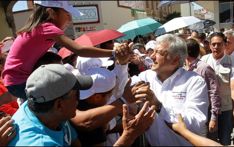 López Obrador camina entre sus partidarios después de un mitin en San Francisco del Rincón, Guanajuato. NOTIMEX/A. Monroy