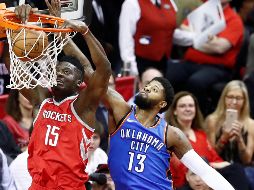El Thunder de Oklahoma City mantiene sus esperanzas de acceder a los Playoffs al vencer ayer a los Rockets de Houston. EFE/L. Smith