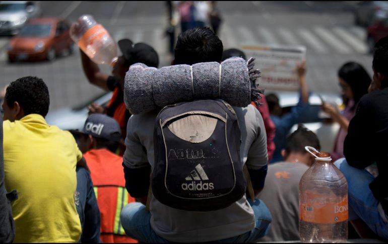 Los migrantes lanzaron consignas y exhibieron carteles con “Alto a las deportaciones” y “Fuera Donald Trump”. AP/M. Ugarte