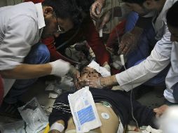 Señalan que más de 500 personas, en su mayoría mujeres y niños, fueron trasladados a centros médicos luego de presentar dificultad para respirar. AP /