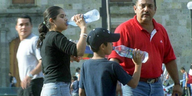 Consumir agua y pl&aacute;tano reduce posibilidad de calambres