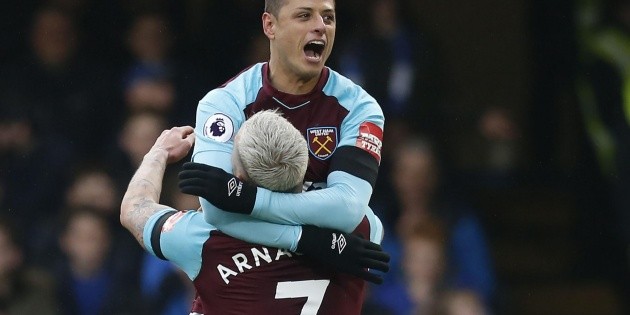 "Chicharito" anota en empate del West Ham con Chelsea