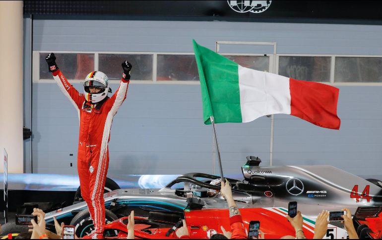 Vettel celebra tras coronarse en Bahréin, la segunda fecha de la campaña. El alemán también ocupó el primer lugar en el GP de Australia, el pasado 24 de marzo.EFE/S. Suki