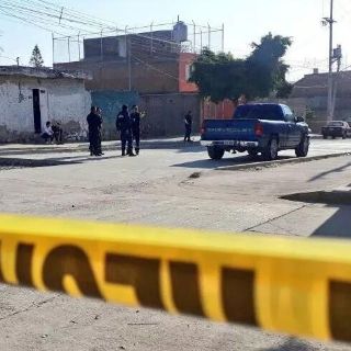 Localizan dos cuerpos en la caja de una camioneta en la colonia Tetlán