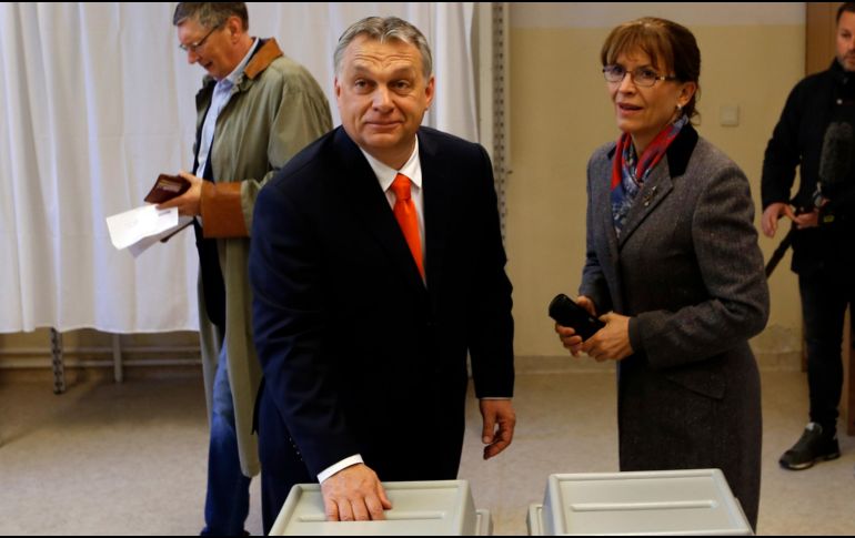 El primer ministro de Hungría, Viktor Orban, y su esposa Aniko Levai votan en una casilla de Budapest. Se prevé que Orban gane la elección para un tercer mandato consecutivo y cuarto desde 1998. AP/D. Vojinovic