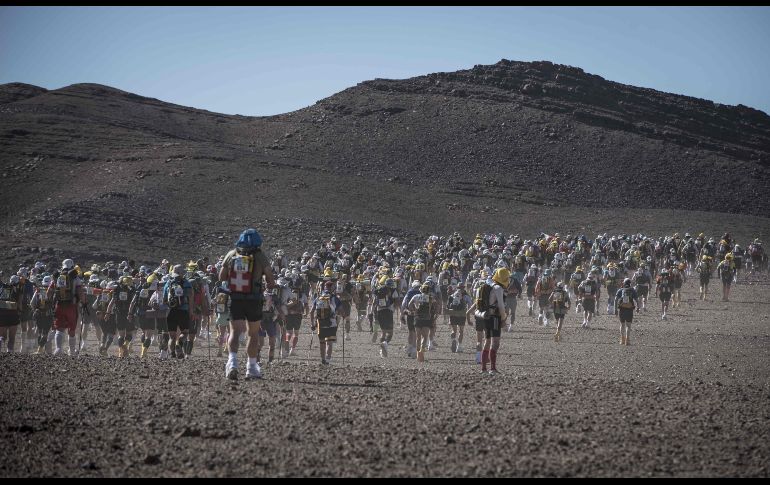Competidores participan en la primera etapa de la edición 33 del Maratón des Sables, que se realiza entre Timgaline y Ouest Aguenoun N'Oumerhiout, en el desierto del Sahara en Marruecos. AFP/J. Ksiazek
