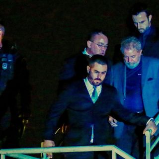 Lula pasa primera noche preso en clima de tensión en Brasil