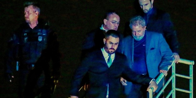 Lula pasa primera noche preso en clima de tensión en Brasil
