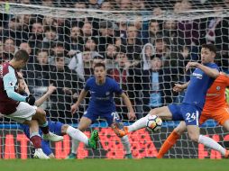 Hernández anota el tanto que significa el empate 1-1 entre su equipo, el West Ham, y el Chelsea. AP/M. Dunham