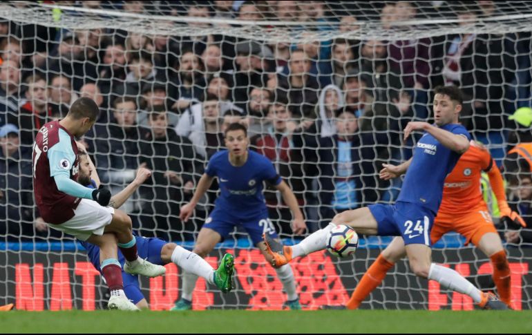 Hernández anota el tanto que significa el empate 1-1 entre su equipo, el West Ham, y el Chelsea. AP/M. Dunham