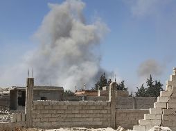 Según la agencia estatal SANA, dos autobuses que transportaban a rebeldes del grupo Yaish al Islam abandonaron la localidad de Duma y se dirigían a territorio controlado por la oposición. AFP