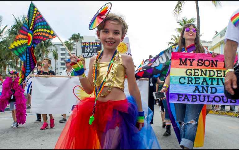 Niños y adultos participan en la Marcha del Orgullo Gay en Miami, Estados Unidos. La icónica Ocean Drive, en South Beach, fue el escenario del desfile de carros alegóricos y personas a pie. EFE/G. Viera