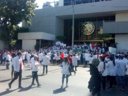 En la marcha aprovecharon para exigir insumos suficientes en los centros de salud pública. ESPECIAL / PC y Bomberos Guadalajara