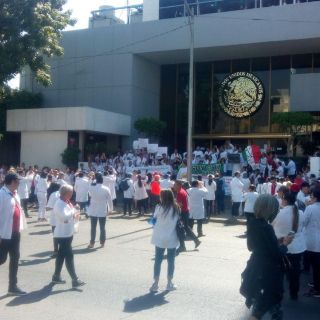Médicos tapatíos protestan por liberación de galeno acusado de negligencia