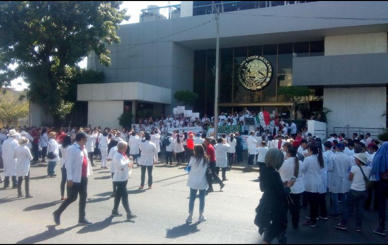 En la marcha aprovecharon para exigir insumos suficientes en los centros de salud pública. ESPECIAL / PC y Bomberos Guadalajara