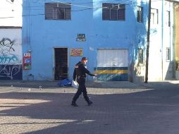 Sobre la banqueta quedó el cuerpo de costado del hombre, quien habría sido atacado en una agresión directa. ESPECIAL